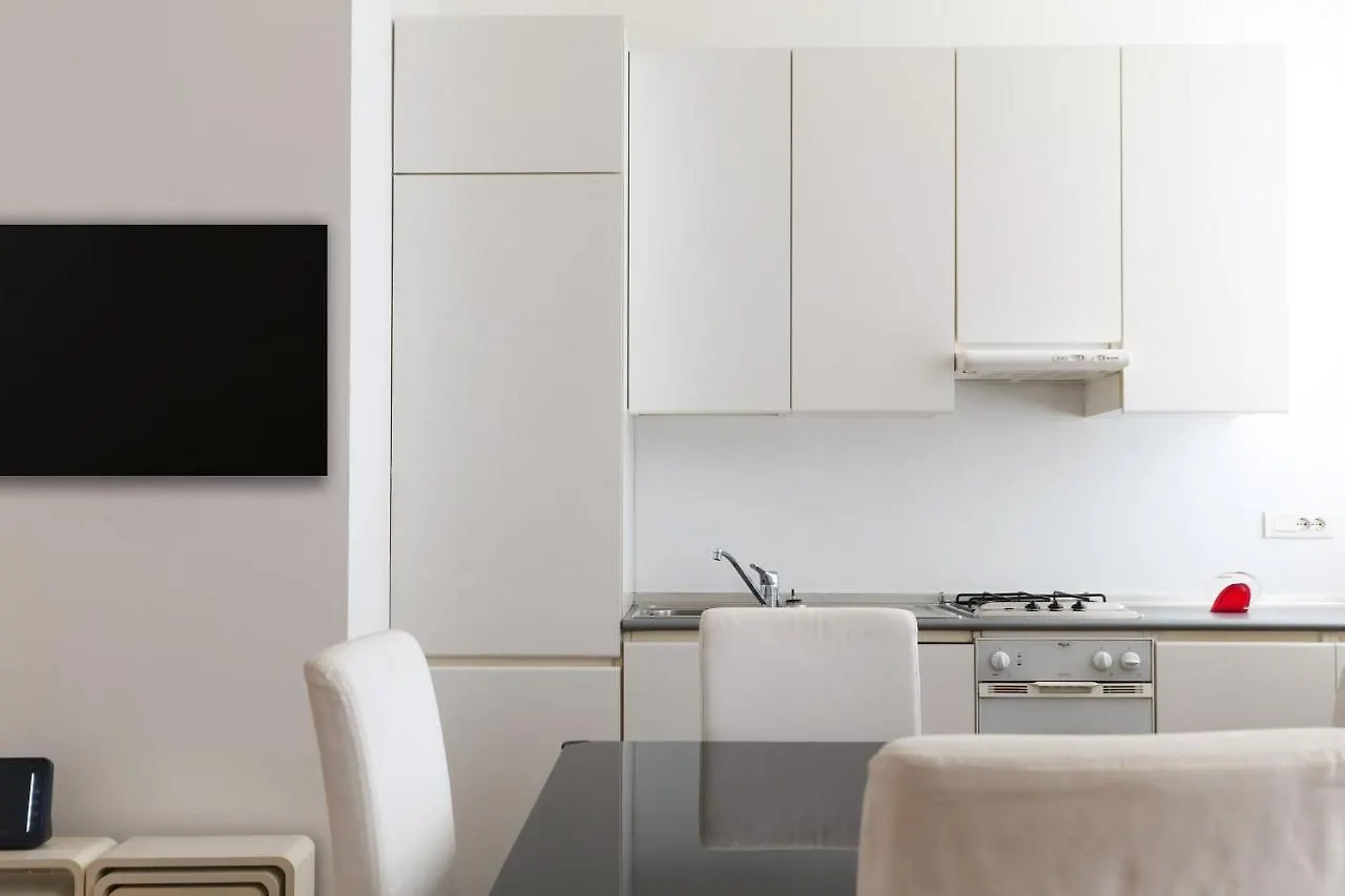 Charming San Babila Apt. Milan Apartment