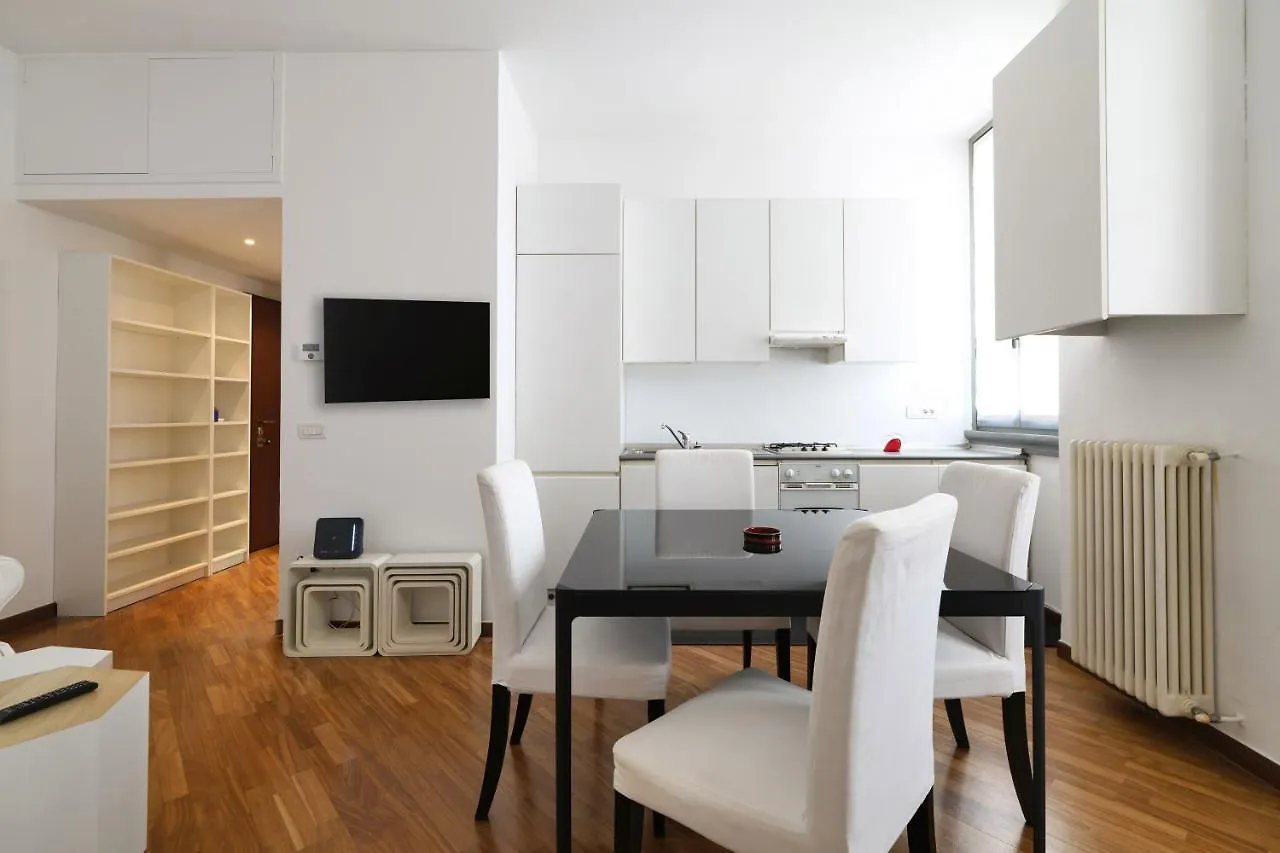 Charming San Babila Apt. Milan