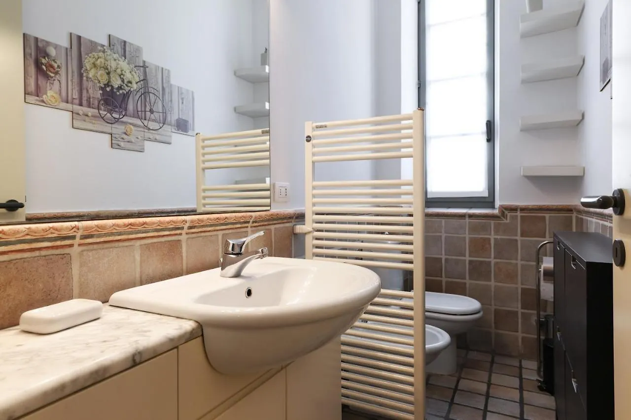 Charming San Babila Apt. Milan Apartment